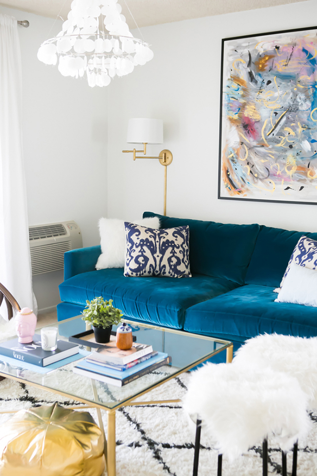 I've got a real thing for navy blue velvet sofas at the moment, find out why!