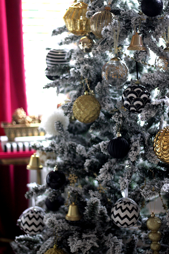 Blogger Stylin Home Tour - Christmas living room - Swoon Worthy