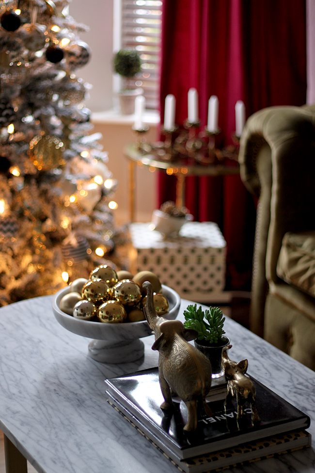 Blogger Stylin Home Tour - Christmas living room - Swoon Worthy