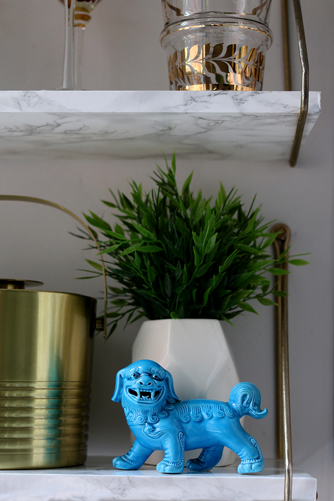 Follow my simple tutorial and find out how to create a faux marble shelf to display your favourite decorative items.