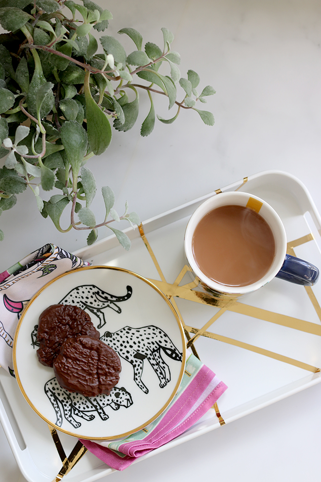 diy-gold-and-white-graphic-pattern-tray