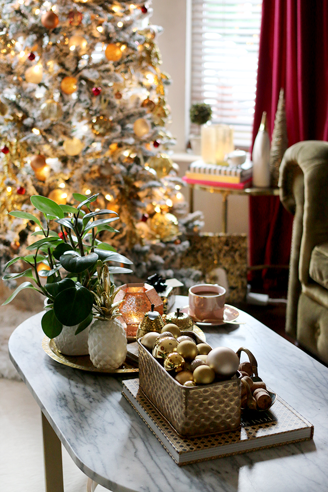 Eclectic boho glam Christmas decorating in gold copper and red - see more at www.swoonworthy.co.uk