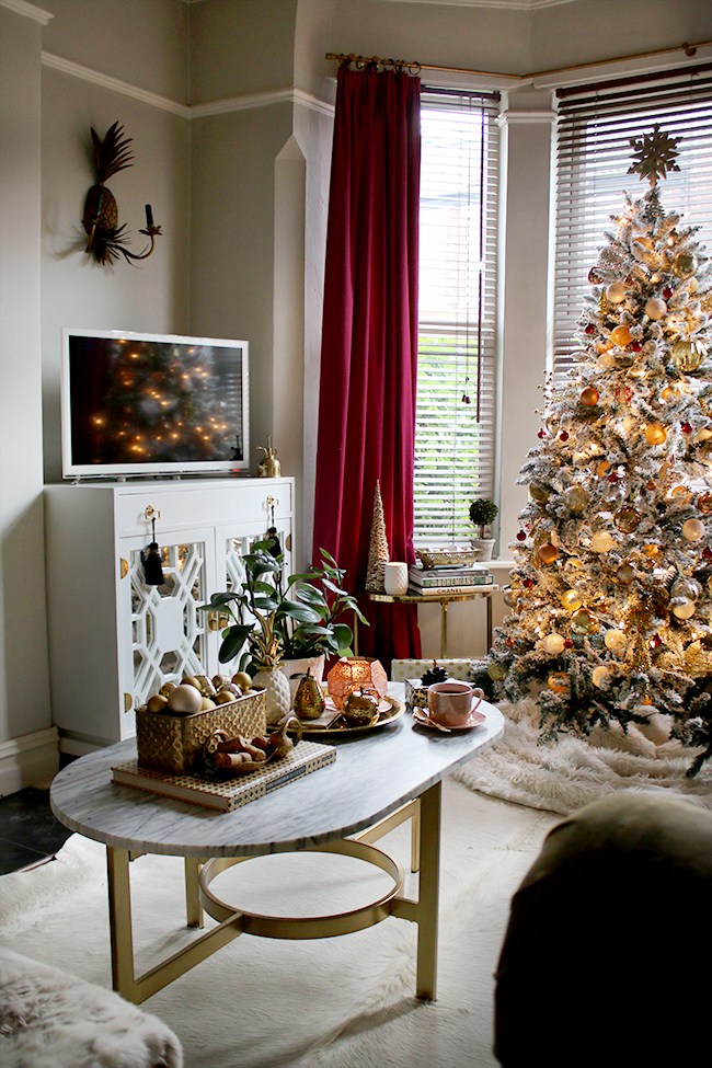 Eclectic boho glam Christmas decorating in gold copper and red - see more at www.swoonworthy.co.uk