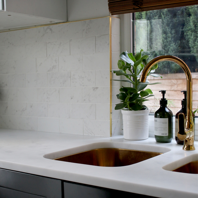 kitchen-marble-tiles-and-brass-trim